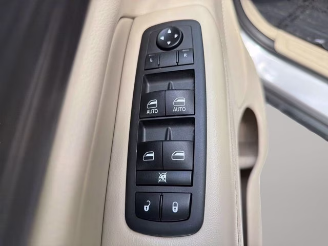 2019 Billet Silver Metallic Clearcoat Jeep Grand Cherokee Laredo E RWD SUV