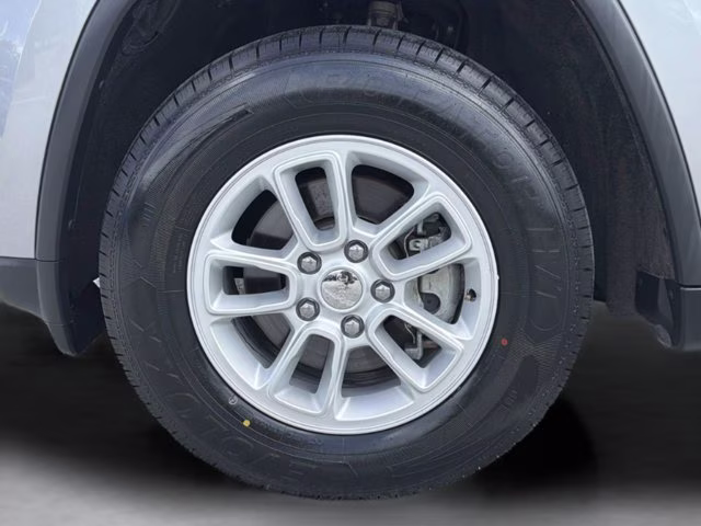 2019 Billet Silver Metallic Clearcoat Jeep Grand Cherokee Laredo E RWD SUV