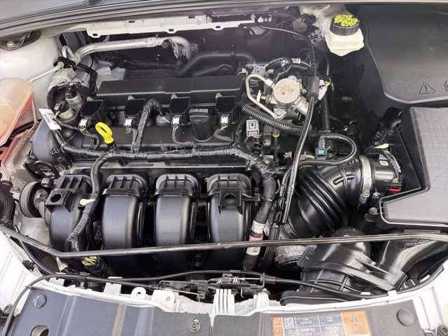 2018 Oxford White Ford Focus SE FWD Sedan