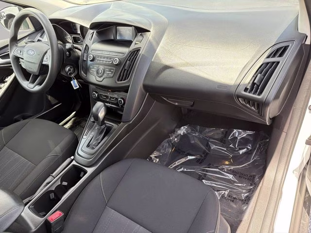 2018 Oxford White Ford Focus SE FWD Sedan