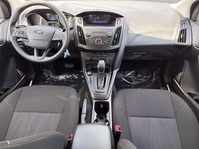 2018 Oxford White Ford Focus SE FWD Sedan