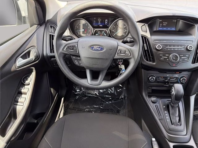 2018 Oxford White Ford Focus SE FWD Sedan