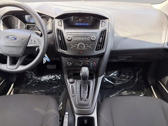 2018 Oxford White Ford Focus SE FWD Sedan