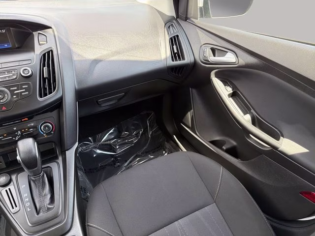 2018 Oxford White Ford Focus SE FWD Sedan
