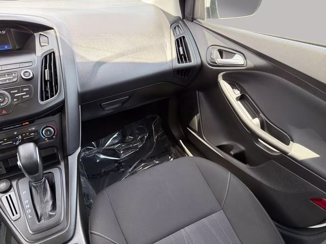 2018 Oxford White Ford Focus SE FWD Sedan