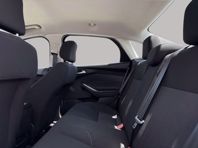 2018 Oxford White Ford Focus SE FWD Sedan