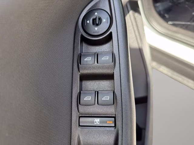 2018 Oxford White Ford Focus SE FWD Sedan