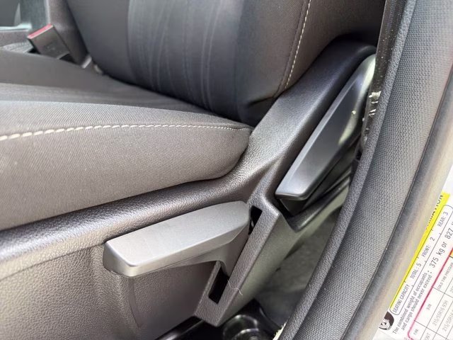 2018 Oxford White Ford Focus SE FWD Sedan