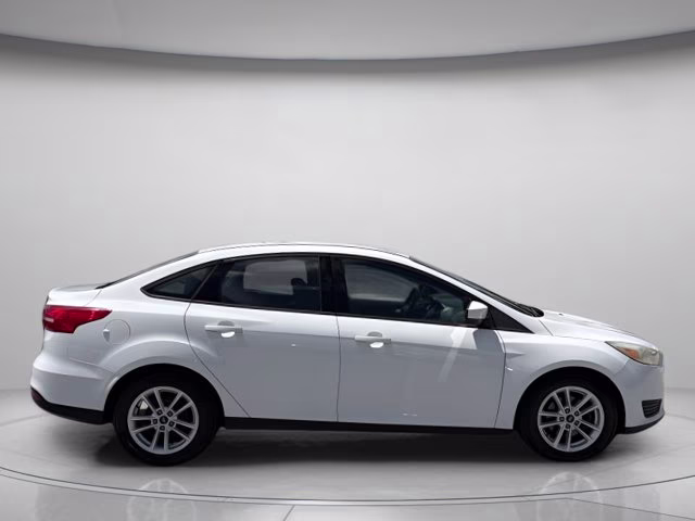 2018 Oxford White Ford Focus SE FWD Sedan