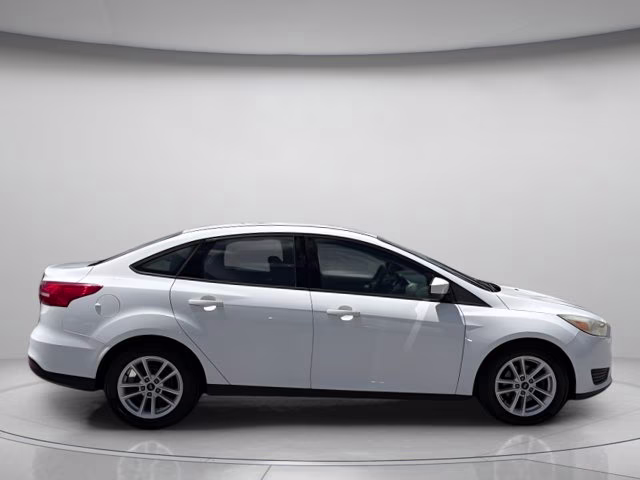 2018 Oxford White Ford Focus SE FWD Sedan