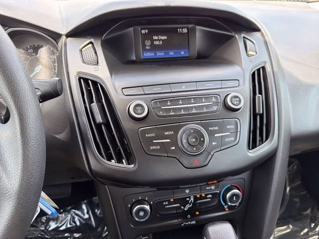 2018 Oxford White Ford Focus SE FWD Sedan