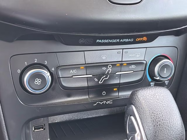 2018 Oxford White Ford Focus SE FWD Sedan