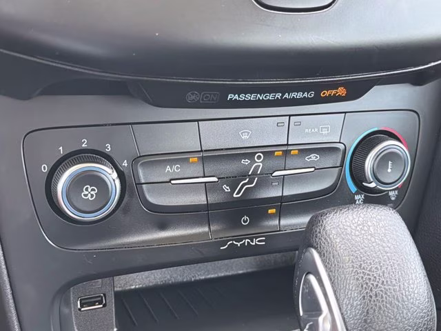 2018 Oxford White Ford Focus SE FWD Sedan