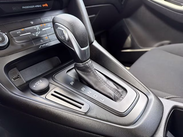 2018 Oxford White Ford Focus SE FWD Sedan