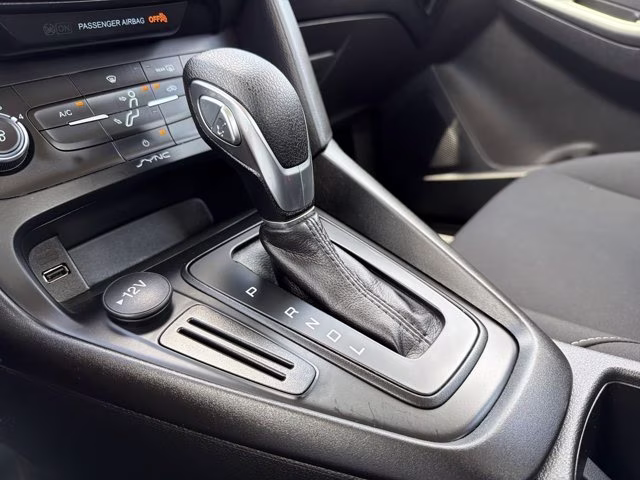 2018 Oxford White Ford Focus SE FWD Sedan