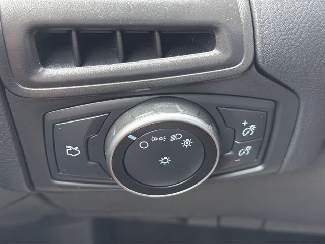 2018 Oxford White Ford Focus SE FWD Sedan