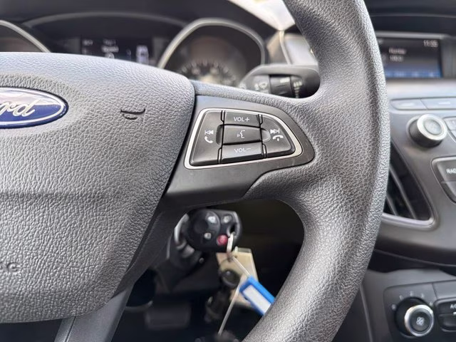 2018 Oxford White Ford Focus SE FWD Sedan