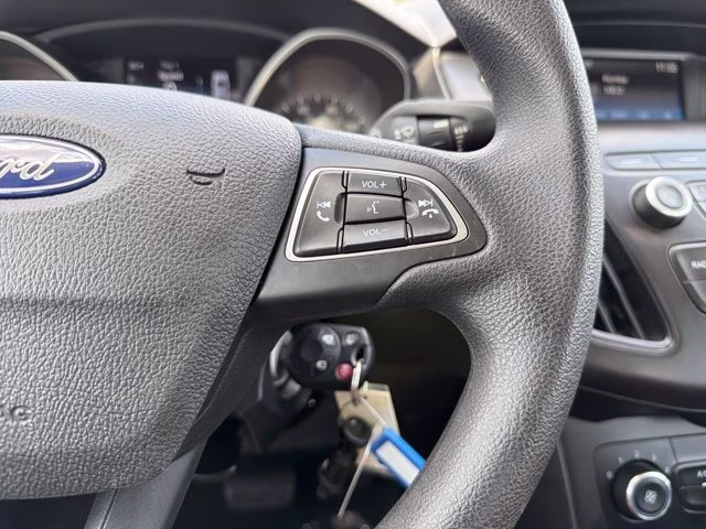 2018 Oxford White Ford Focus SE FWD Sedan