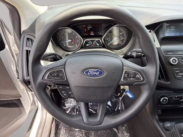 2018 Oxford White Ford Focus SE FWD Sedan
