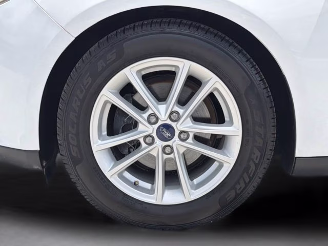 2018 Oxford White Ford Focus SE FWD Sedan
