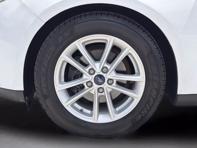 2018 Oxford White Ford Focus SE FWD Sedan