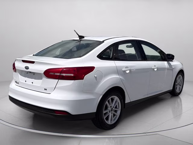 2018 Oxford White Ford Focus SE FWD Sedan