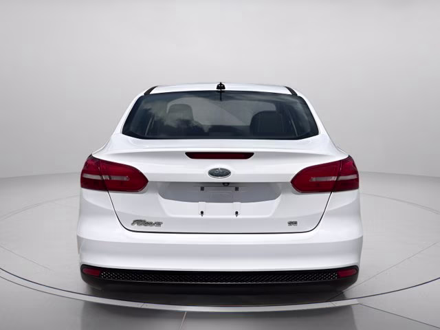 2018 Oxford White Ford Focus SE FWD Sedan