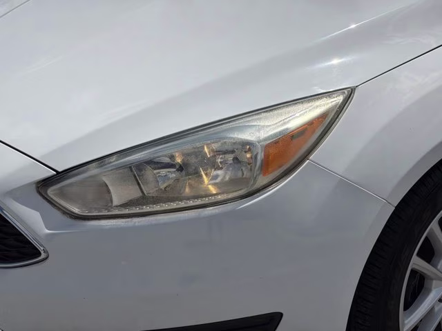 2018 Oxford White Ford Focus SE FWD Sedan