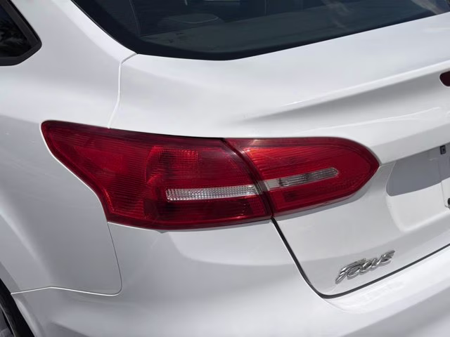 2018 Oxford White Ford Focus SE FWD Sedan