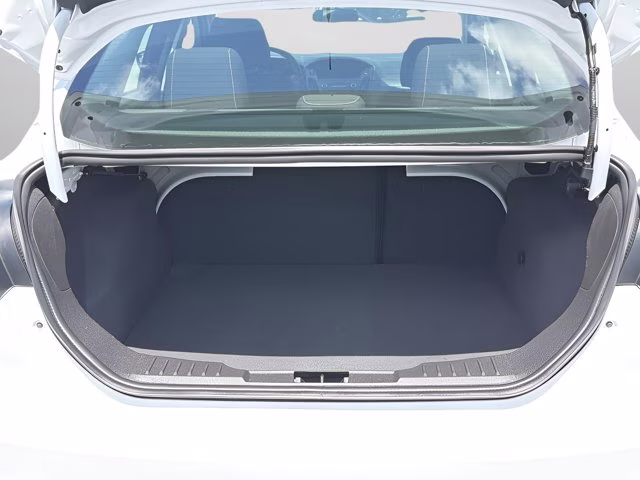2018 Oxford White Ford Focus SE FWD Sedan