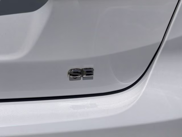 2018 Oxford White Ford Focus SE FWD Sedan