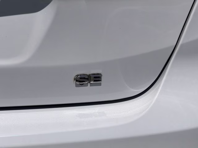 2018 Oxford White Ford Focus SE FWD Sedan