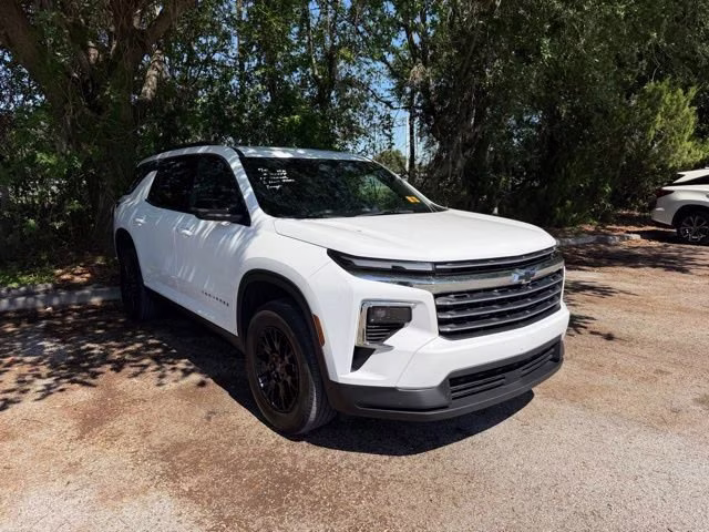2025 Summit White Chevrolet Traverse LT FWD SUV
