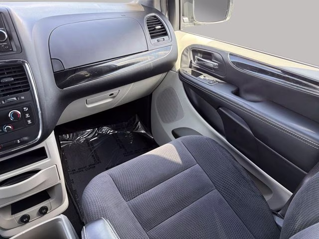2016 Billet Silver Metallic Clearcoat Dodge Grand Caravan SE Plus FWD Van