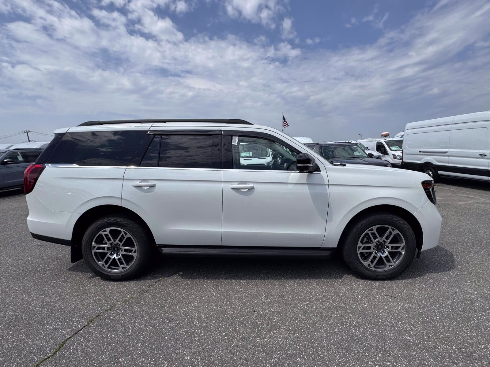 2026 Star White Metallic Tri-Coat Ford Expedition Active 4x4 4X4 SUV