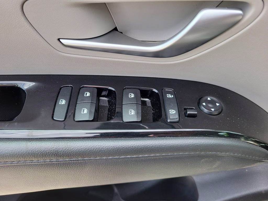 2024 Shimmering Silver Hyundai Tucson Limited FWD SUV
