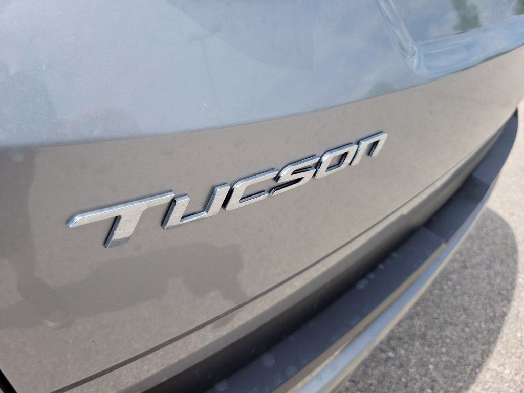 2024 Shimmering Silver Hyundai Tucson Limited FWD SUV
