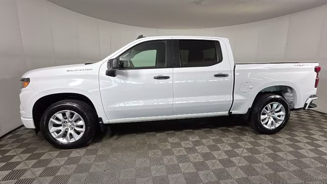 2022 White Chevrolet Silverado 1500 Custom 4X4 Truck