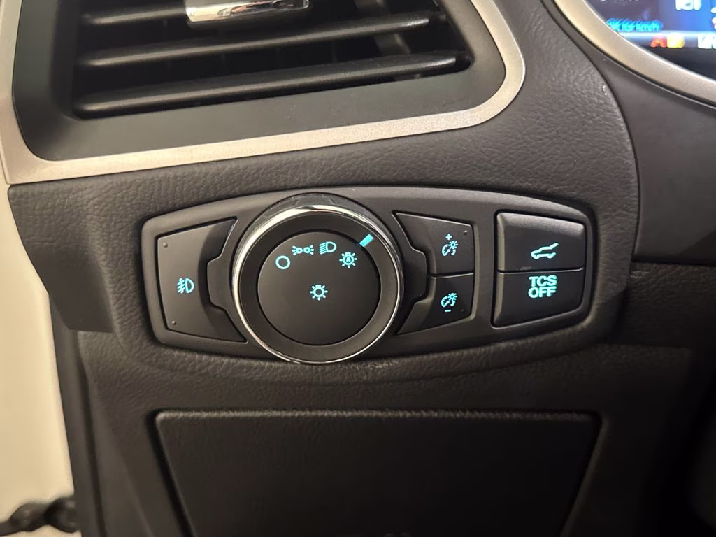 2020 Star White Metallic Tri-Coat Ford Edge SEL AWD SUV