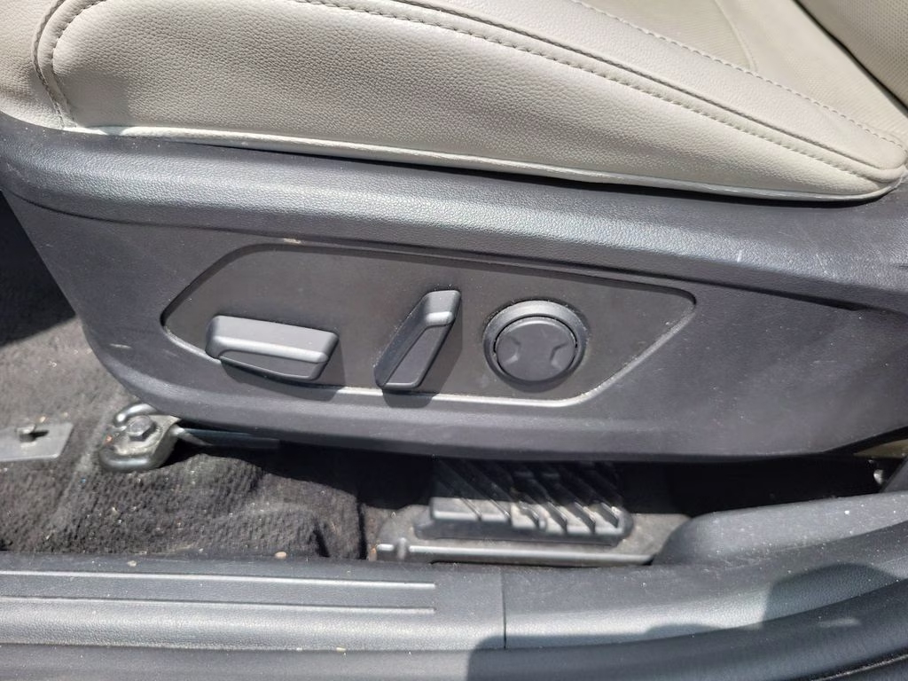 2024 Shimmering Silver Hyundai Tucson Limited FWD SUV