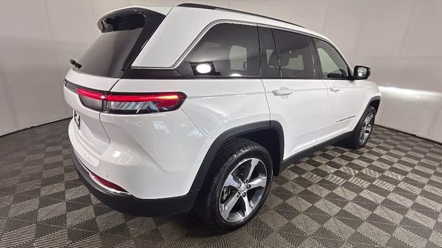 2023 Bright White Clearcoat Jeep Grand Cherokee 4xe 4X4 SUV