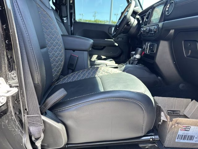 2023 Black Clearcoat Jeep Gladiator 4X4 Truck