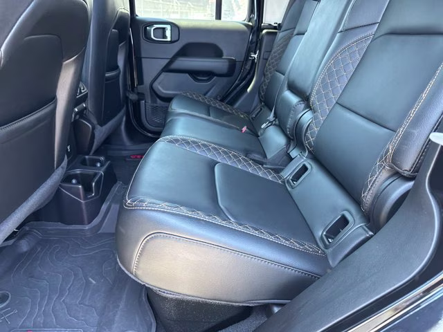 2023 Black Clearcoat Jeep Gladiator 4X4 Truck