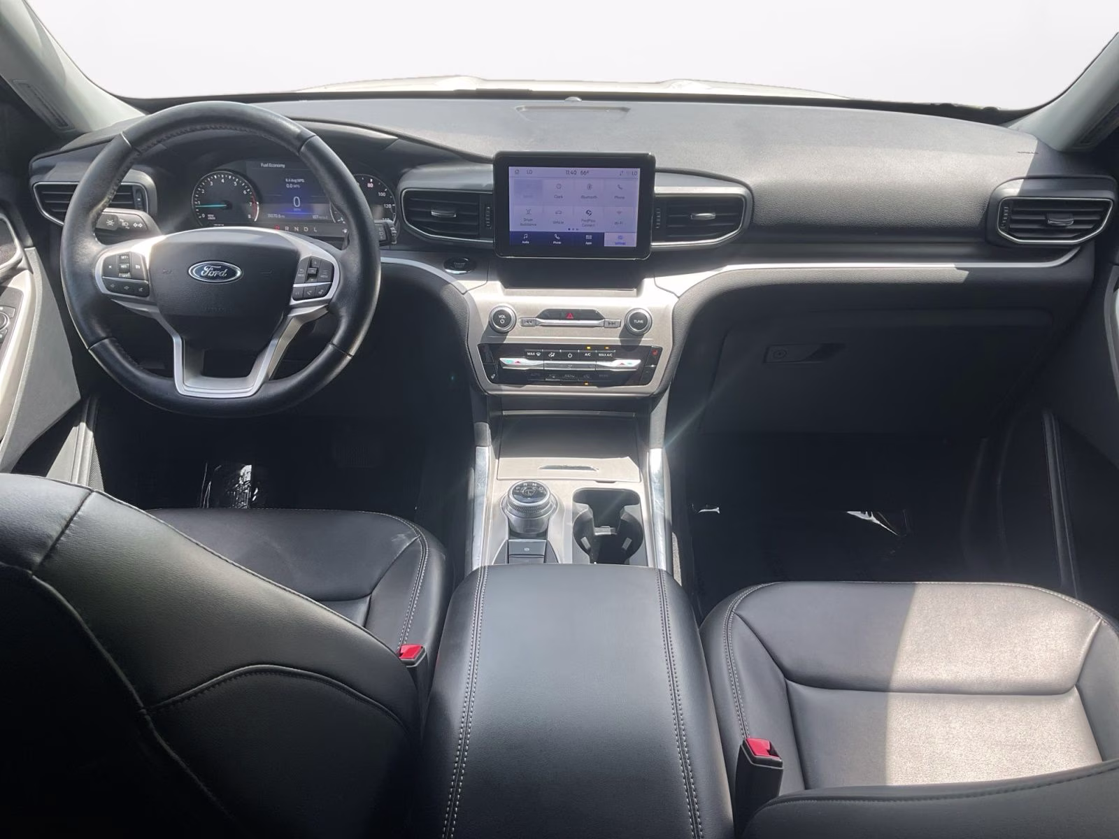 2022 White Ford Explorer XLT 4X4 SUV