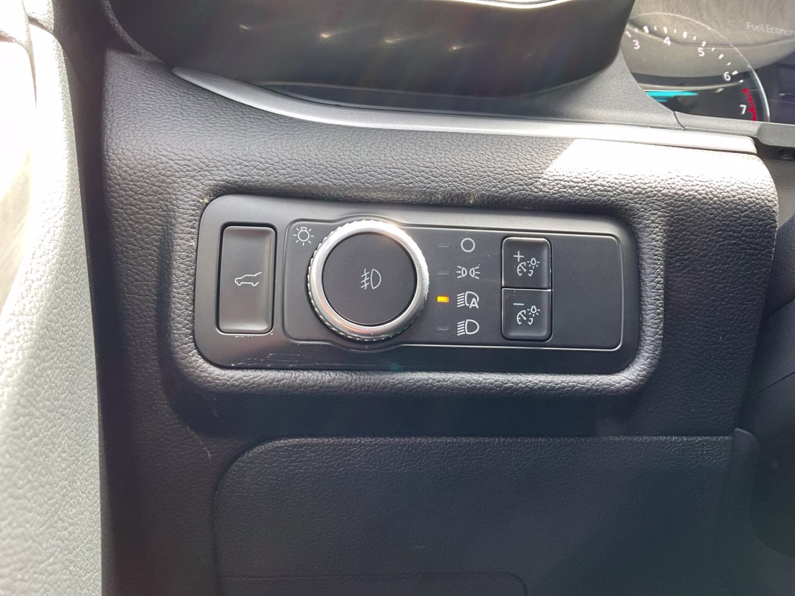 2022 White Ford Explorer XLT 4X4 SUV