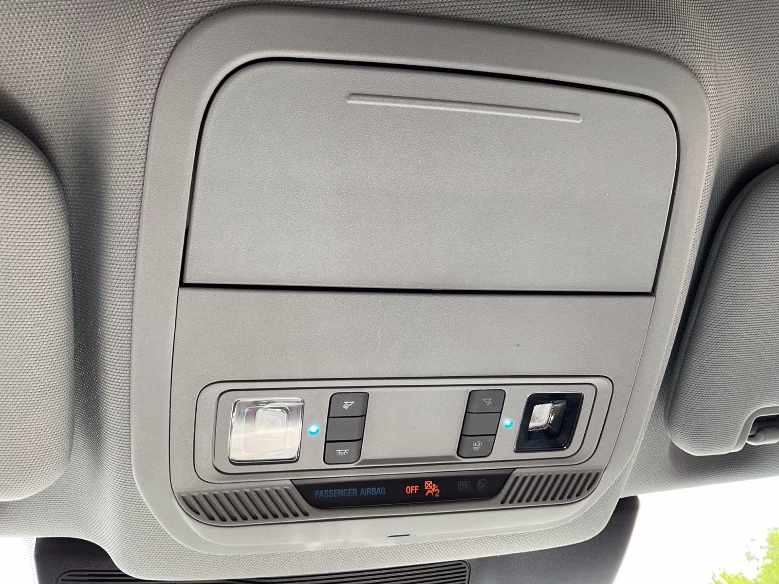 2022 White Ford Explorer XLT 4X4 SUV