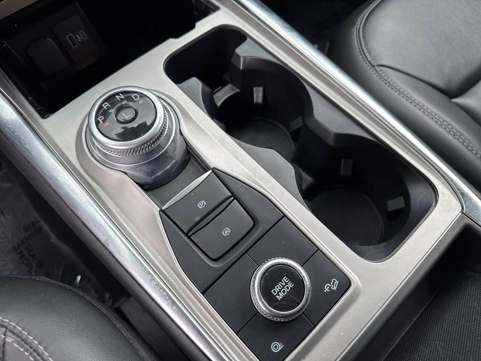 2022 White Ford Explorer XLT 4X4 SUV