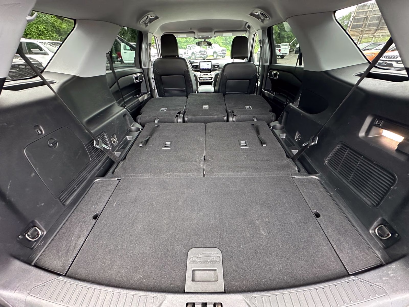 2022 White Ford Explorer XLT 4X4 SUV