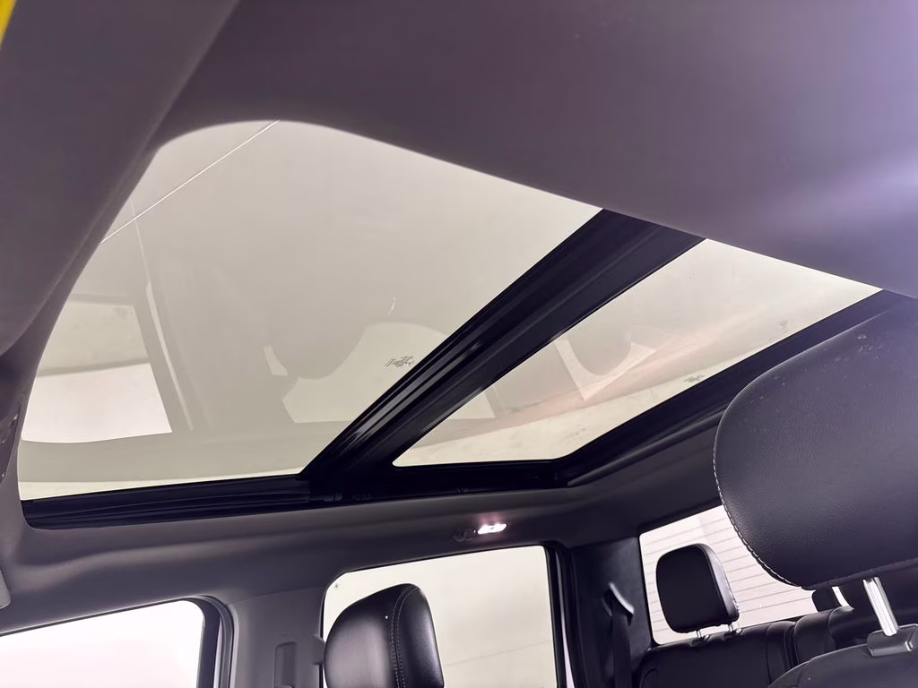 2019 White Platinum Clearcoat Metallic Ford F-150 Lariat 4X4 Truck