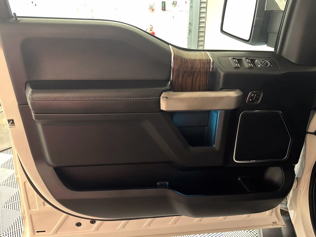 2019 White Platinum Clearcoat Metallic Ford F-150 Lariat 4X4 Truck